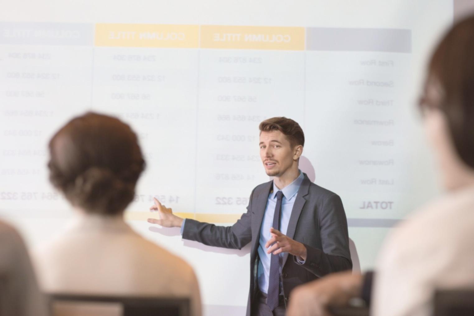 Equipo de Plurivose trabajando en ambiente colaborativo